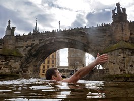 Tříkráloví otužilci při tradičním plavání ve Vltavě