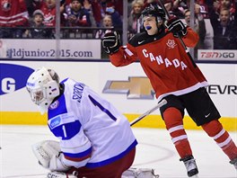Kanadský hokejista Sam Reinhart se raduje poté, co překonal ruského gólmana...
