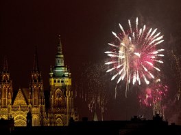 Novoroní ohostroj v Praze zachycený vedle Katedrály svatého Víta, Václava a...