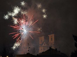 Novoroní ohostroj v Kynperku nad Ohí na Sokolovsku, který na podveer 1....