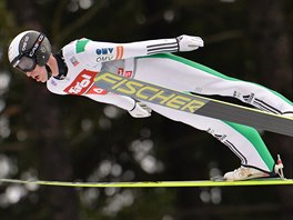Roman Koudelka bhem trninkovho skoku na mstku v Innsbrucku.