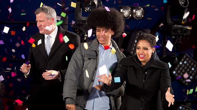 Newyorsk starosta Bill de Blasio a jeho dti tsn pot, co splen zmkli spou pro svtelnou kouli, kter se tak pomalu spoutla nad Times Square a symbolicky dosedla pesn o plnoci. (1. 1. 2015)