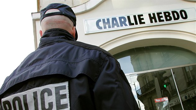 Policista před sídlem redakce francouzského satirického týdeníku Charlie Hebdo. Snímek z roku 2006.