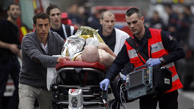Francouzští záchranáři na místě útoku na redakci satirického týdeníku Charlie Hebdo (7. ledna 2015)