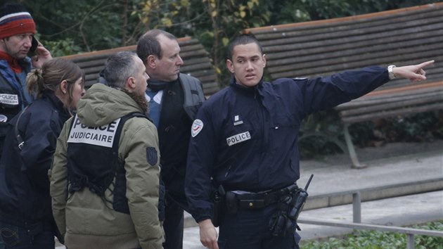 Francouzští policisté na místě útoku na redakci satirického týdeníku Charlie Hebdo (7. ledna 2015)