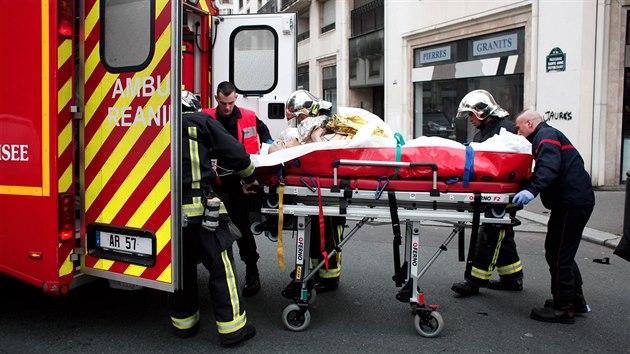 Záchranáři na místě útoku na redakci satirického týdeníku Charlie Hebdo (7. ledna 2015)