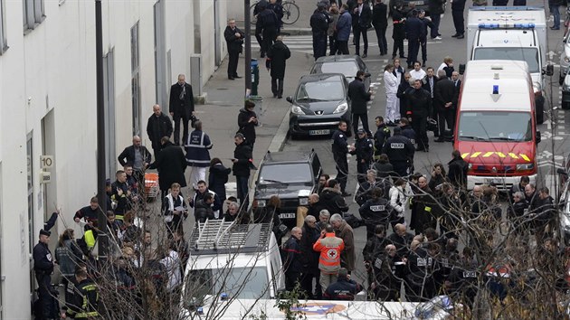 Zchrani a policist na mst toku na redakci satirickho tdenku Charlie Hebdo (7. ledna 2015)