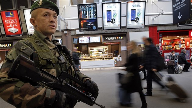 Francouzský voják na pařížském nádraží Montparnasse. Francie po útoku na redakci týdeníku Charlie Hebdo posílila bezpečnostní opatření. (7. ledna 2015)