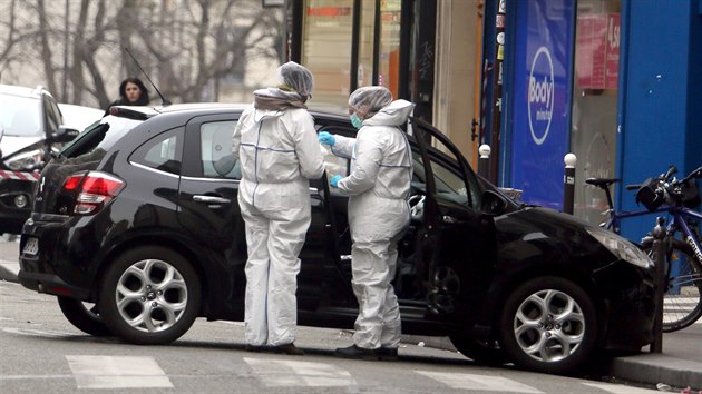 Francouzští vyšetřovatelé prohledávají automobil, kterým trojice teroristů prchla od redakce týdeníku Charlie Hebdo. (7. ledna 2015)