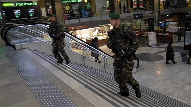 Francouzt vojci na paskm ndra Montparnasse. Francie po toku na redakci tdenku Charlie Hebdo poslila bezpenostn opaten. (7. ledna 2015)
