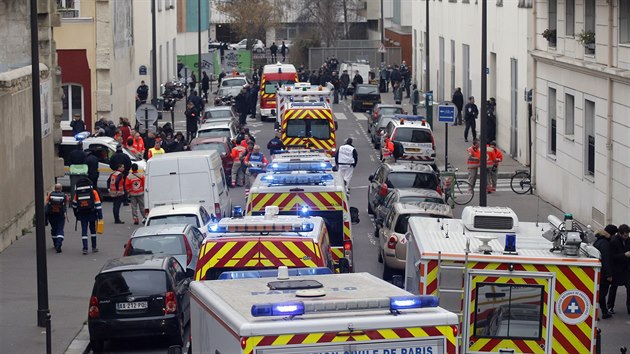 Záchranáři na místě útoku na redakci týdeníku Charlie Hebdo (7. ledna 2015)