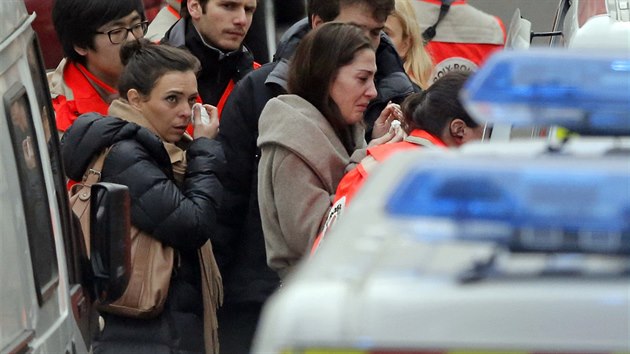 Pařížští záchranáři evakuují lidi z místa útoku na redakci týdeníku Charlie Hebdo (7. ledna 2015)