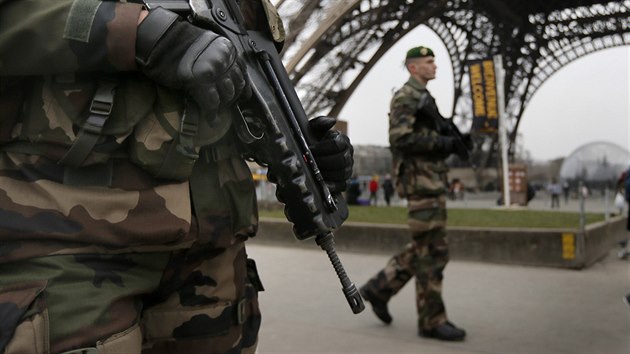 Francouzt vojci u Eiffelovy ve. Francie po toku na redakci tdenku Charlie Hebdo poslila bezpenostn opaten. (7. ledna 2015)