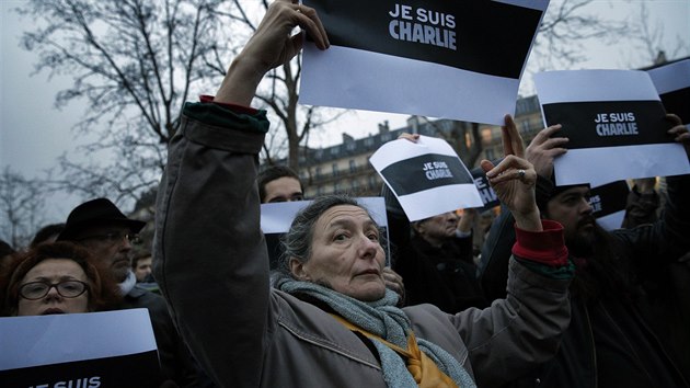 Jsem Charlie. Obyvatelé Paříže vyjadřují solidaritu se satirickým týdeníkem, na jehož redakci zaútočili maskovaní útočníci (7. ledna 2015)