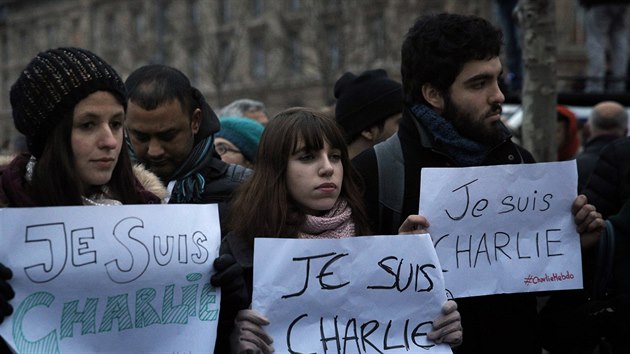 Jsem Charlie. V centru Pae se sely tisce lid, aby uctily obti toku na redakci satirickho tdenku Charlie Hebdo (7. ledna 2015)