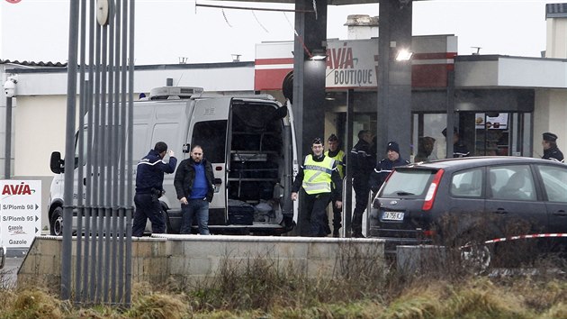 Francouztí policisté prohledávají benzinku 80 kilometr severovýchodn od...