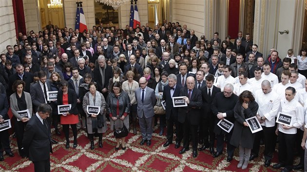 Zamstnanci Elysejského paláce drí minutu ticha za zavradné novináe z...