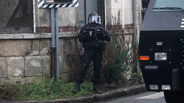 Zsahov jednotka francouzsk policie prohledv msto Longpont severn od Pae (8. ledna 2015)