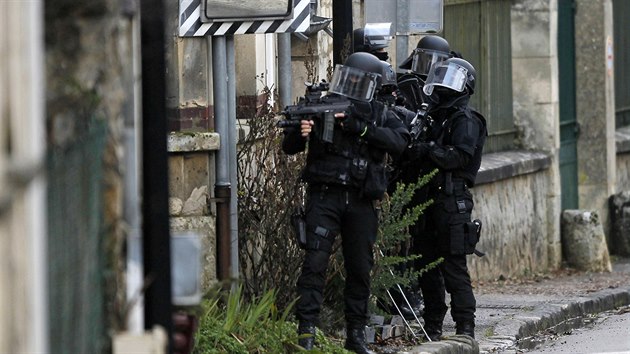 Zsahov jednotka francouzsk policie prohledv msto Longpont severn od Pae (8. ledna 2015)