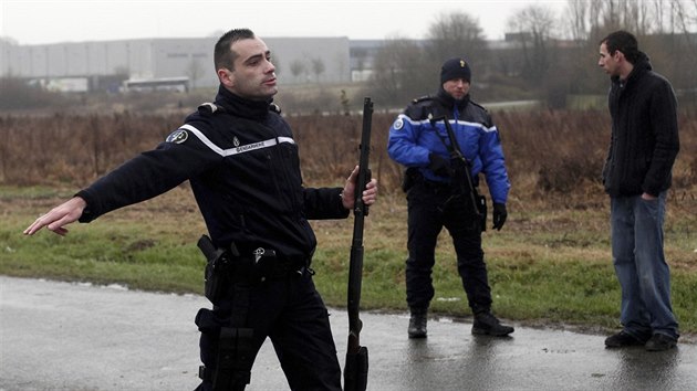Francouzsk policista ve mst Dammartin-en-Gole severn od Pae (9. ledna 2015)