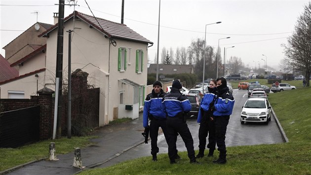 Francouzt policist ve mst Dammartin-en-Gole severn od Pae (9. ledna 2015)