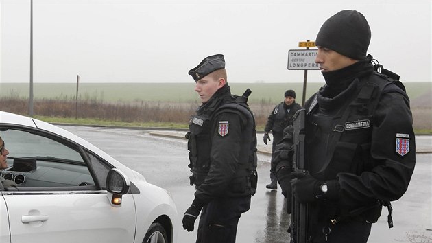 Francouzští policisté ve městě Dammartin-en-Goële severně od Paříže (9. ledna 2015)