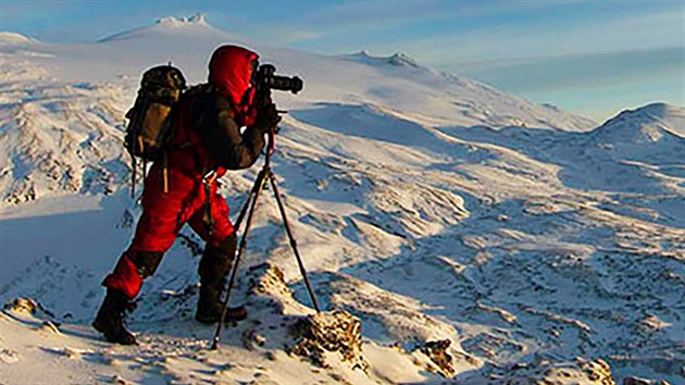 František Zvardoň při prosincovém fotografování na Islandu. V pozadí je Verneova sopka.