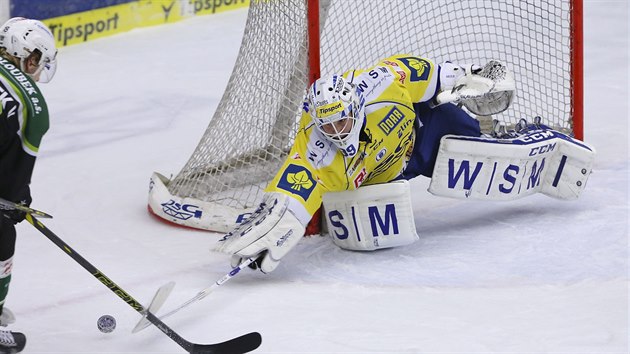 Zlnsk brank Libor Kask hokejkou zasahuje proti karlovarskmu soupei v extraligovm zpase.