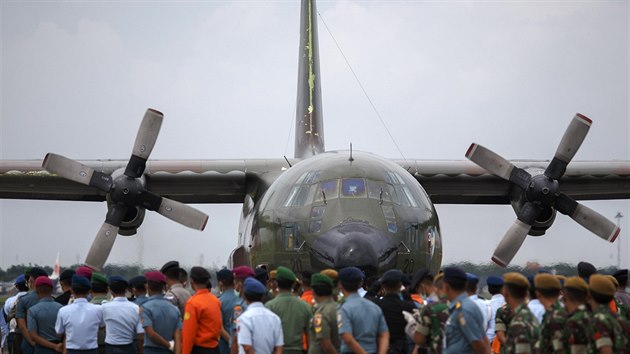 Indonéští vojáci stojí stráž u vojenského letadla, které převáží těla obětí zříceného letadla (3. ledna 2015).