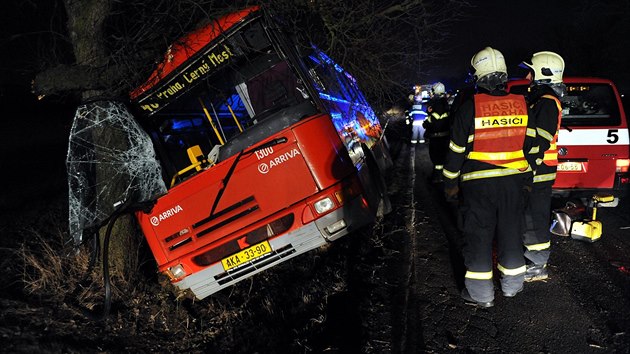 Autobus slo 240 mezi praskou Dub a Bchovicemi sjel ze silnice a narazil do stromu (5.1.2015)