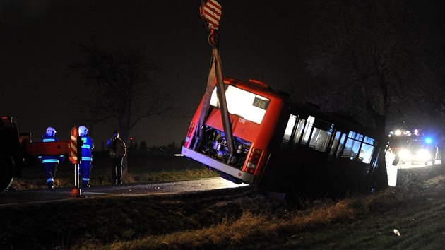 Autobus slo 240 mezi praskou Dub a Bchovicemi sjel ze silnice a narazil do stromu (5.1.2015)