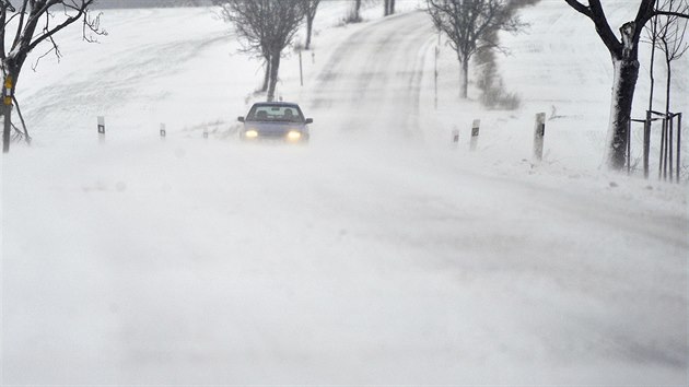 Vítr a sníh na silnici u Hrukových dvor na Jihlavsku.