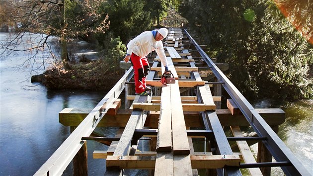 Opravovan mosty v zmeckm parku v Lednici. Na snmku stavbyvedouc Roman Kopal.