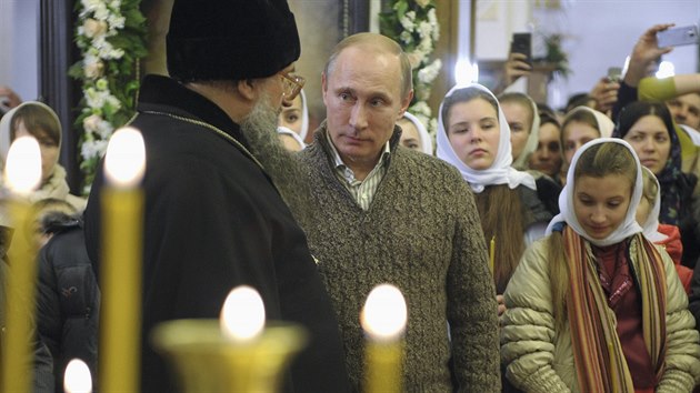 Rusk prezident Vladimr Putin bhem vnon bohosluby v pravoslavnm kostele u Vorone.