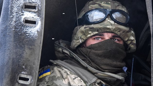 Ukrajinsk vojk v konvoji, kter vezl zsoby na donck letit (6. ledna 2015).