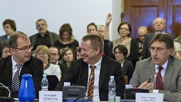 Nmstek ministra zdravotnictv Tom Philipp (vlevo), ministr zdravotnictv Svatopluk Nmeek a hlavn hygienik Vladimr Valenta (8. ledna 2015)