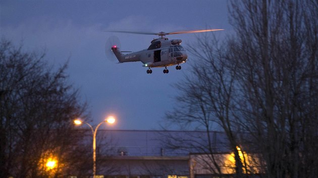 Vrtulnk francouzskch bezpenostnch sloek peltv nad mstem Dammartin-en-Gole pot, co tam policie zashla proti dvojici terorist (9. leden 2015).