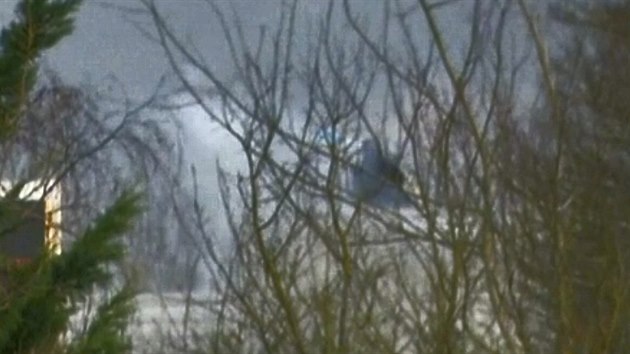Snímek pořízený z videa zachycuje, jak z budovy tiskárny v Dammartin-en-Goële stoupá dým při zásahu speciálních složek (9. ledna 2015)