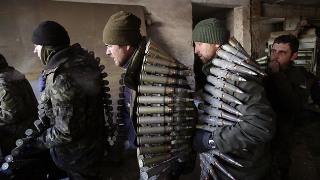 Ukrajint vojci ve vesnici Piski nedaleko donckho letit (8. prosince 2014)