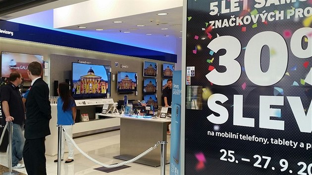 Fronty na akci Samsungu k pti rokm znakovch prodejen v esku. Znaka nabzela ti dny slevu 30 procent na mobily, tablety a dal zbo.