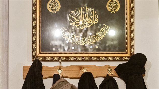 Prat muslimov na prvn pten modlitb po tocch v Pai