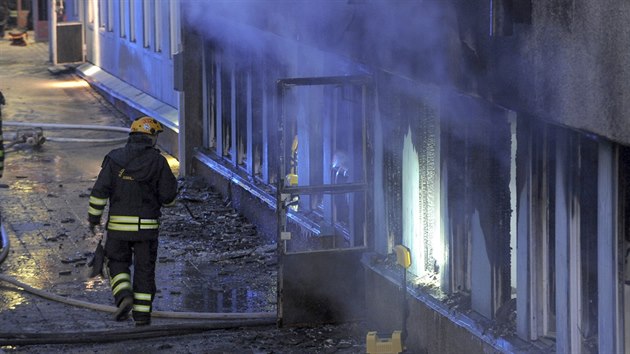 Hasiči likvidují požár mešity ve švédském městě Eskilstuna. Žháři ji vzali útokem během pravidelné modlitby, kdy bylo uvnitř 20 lidi (25. prosince 2014)