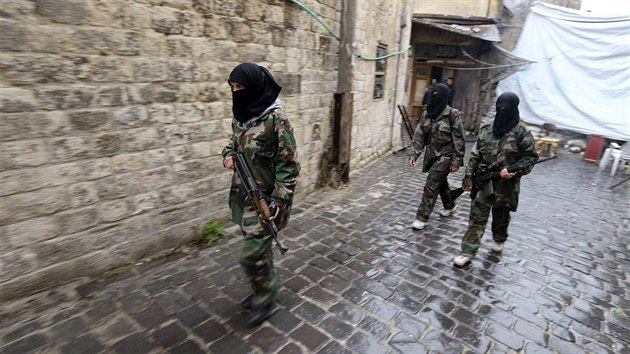 lenky enského Praporu Matky Aji procházejí se zbranmi kolem hradu v Aleppu....