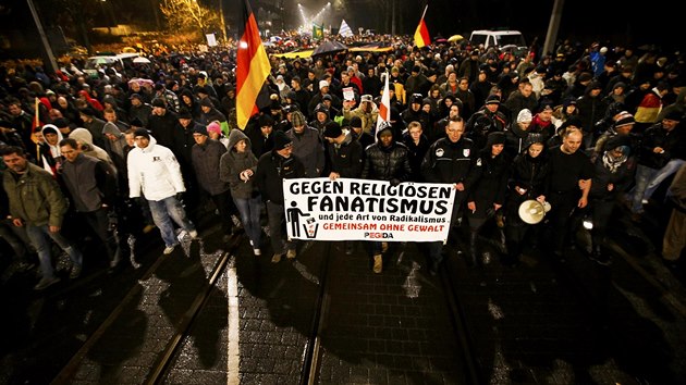 Stoupenci hnutí Pegida demonstrují v Drážďanech
