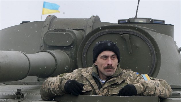 Ukrajinská armáda nedaleko Žytomyru převzala nové zbraně, obrněné transportéry i vojenské letouny. (5. ledna 2015)