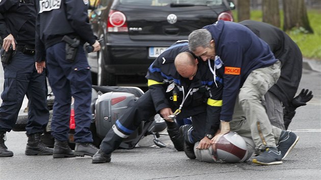 Okolí přepadeného obchodu na předměstí Paříže uzavřela policie. Francouzi, kteří se rozhodli nereagovat na její výzvy, k poslušnosti tvrdě donutila. (9. ledna 2015)