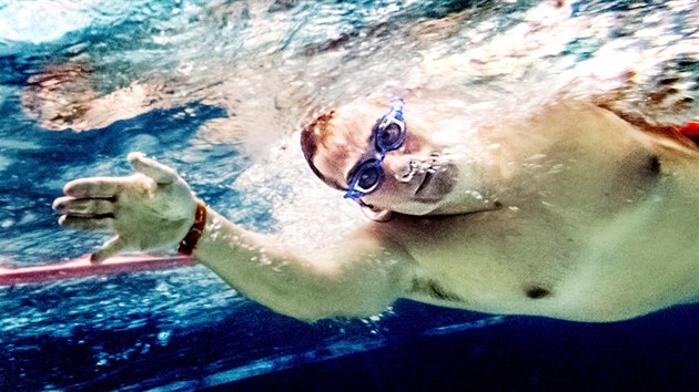 Pardubick� podnikatel a v�niv� plavec Ale� Ruck� v baz�nov� p��prav� na p�ekon�n� Laman�sk�ho pr�livu.