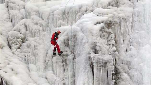 Nejvt ledov stna v esku, ve Vru na rsku, zahjila novou sezonu. Jako prvn ji zdolal horolezec Radek Jaro, pokoitel vech osmitiscovek svta.