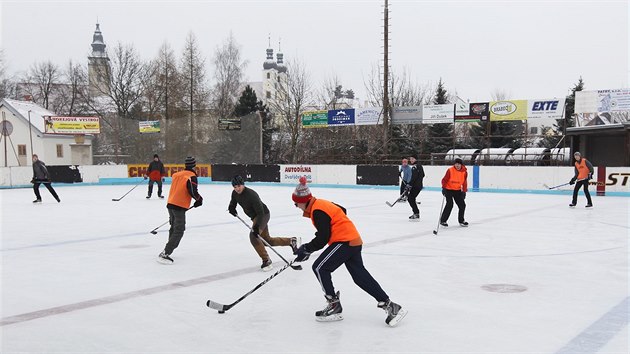 Pro amatérské hokejisty i veřejnost je tato zima na telčském zimním stadionku poslední. Areál a hlavně technologie dosluhují. Už na konci tohoto roku by se mělo hrát na novém krytém stadionu.