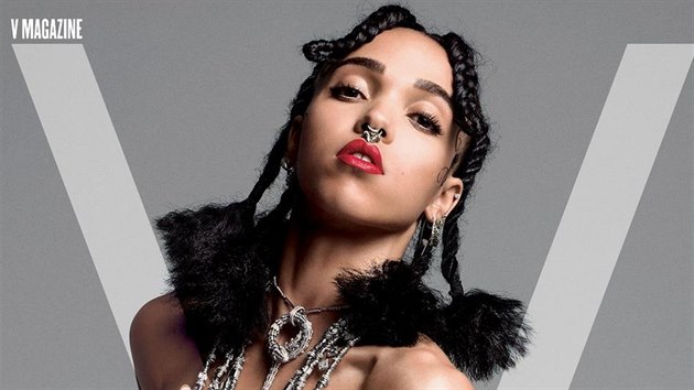 Tahliah Barnettov alias FKA Twigs na tituln stran asopisu V.